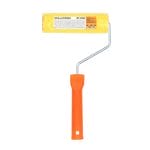 ljepljenje tapeta na zidu sa valjkom