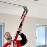 Majstor koristi Level 5 bazuku za gletanje spojeva na gipskartonskim pločama