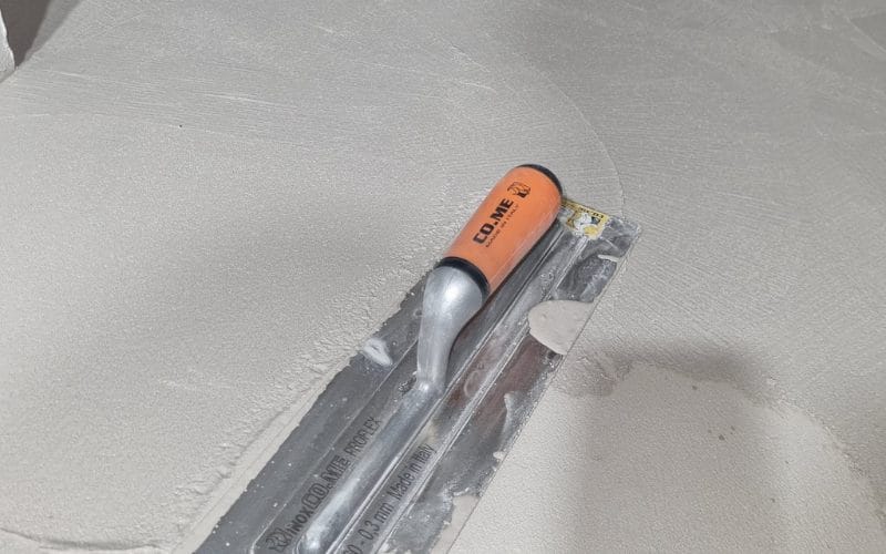 Mikrocement – vodič za pripremu, nanošenje i alate